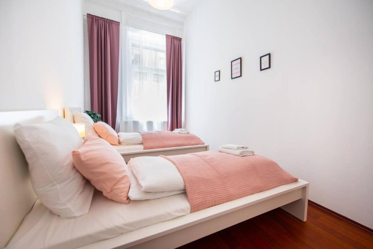 Very Central Convenient Large Ac Place Budapest Exterior foto